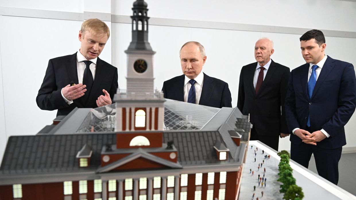 Президент РФ Владимир Путин и ректор Балтийского федерального университета имени Иммануила Канта Александр Федоров (слева) во время осмотра проекта нового кампуса Балтийского федерального университета имени Иммануила Канта. 25 января 2024 года