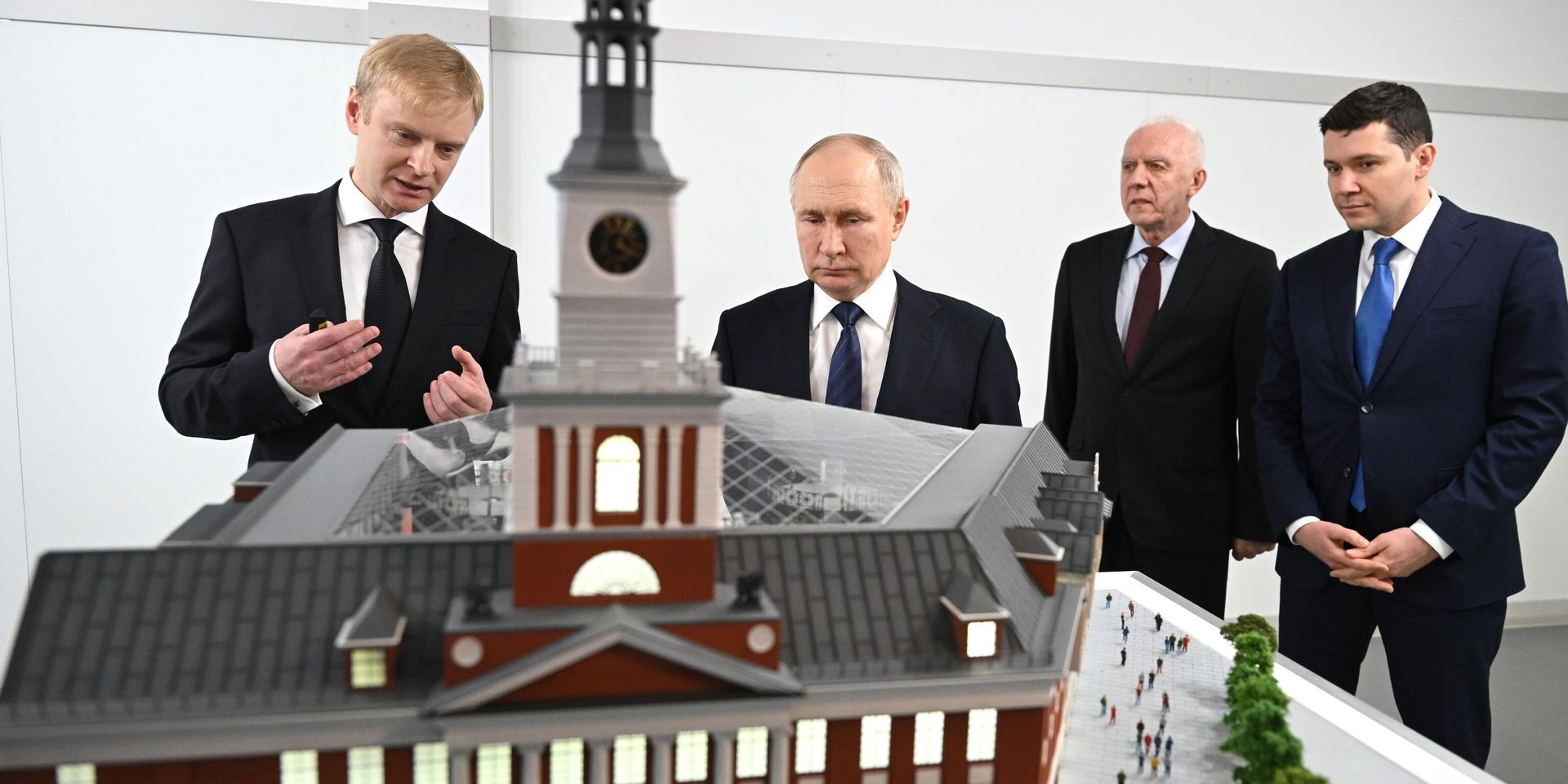 Президент РФ Владимир Путин и ректор Балтийского федерального университета имени Иммануила Канта Александр Федоров (слева) во время осмотра проекта нового кампуса Балтийского федерального университета имени Иммануила Канта. 25 января 2024 года - ИноСМИ, 1920, 26.01.2024