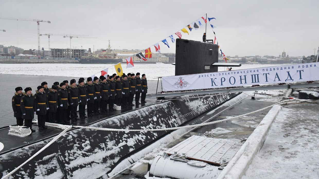 Поднятие Военно-морского флага на подводной лодке Кронштадт