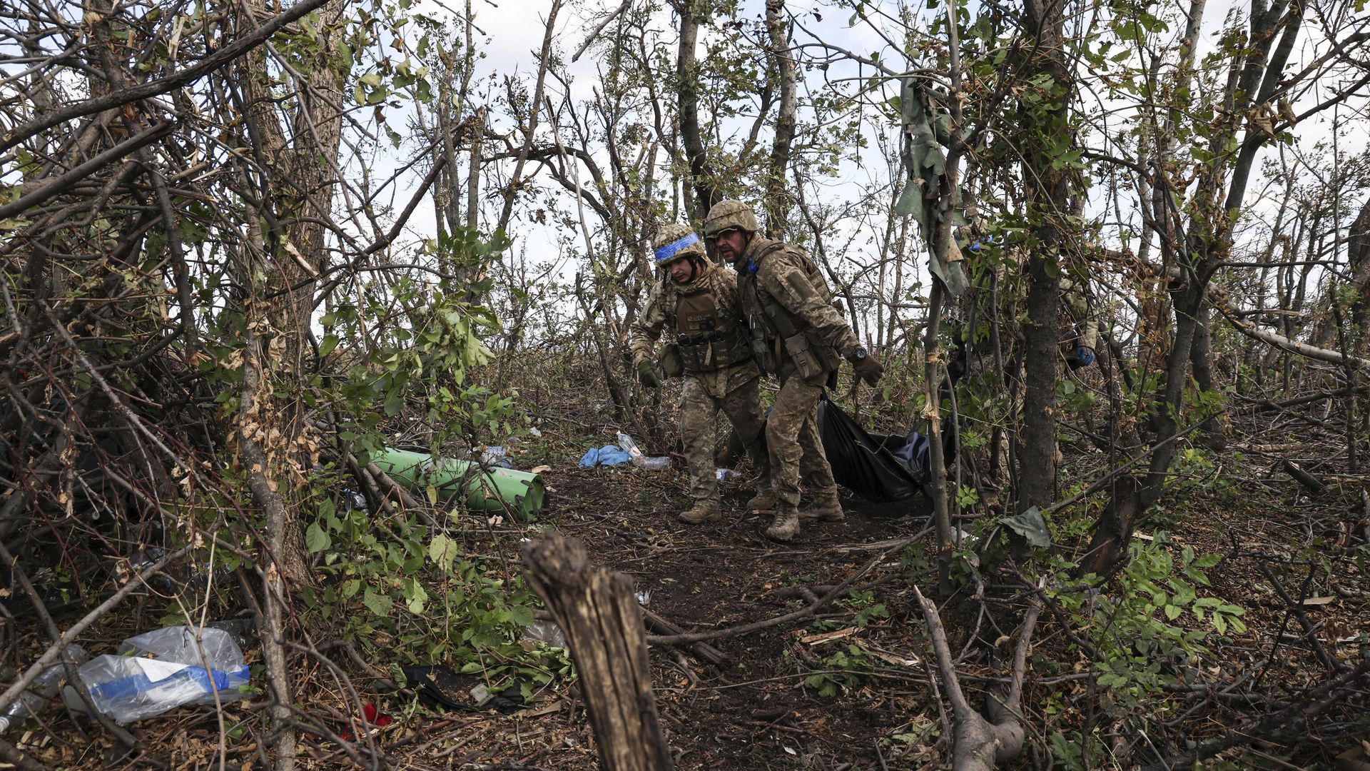 Украинские военнослужащие тащат мешки с телами убитых украинских солдат на линии фронта в нескольких километрах от Андреевки, Донецкая область - ИноСМИ, 1920, 30.10.2024