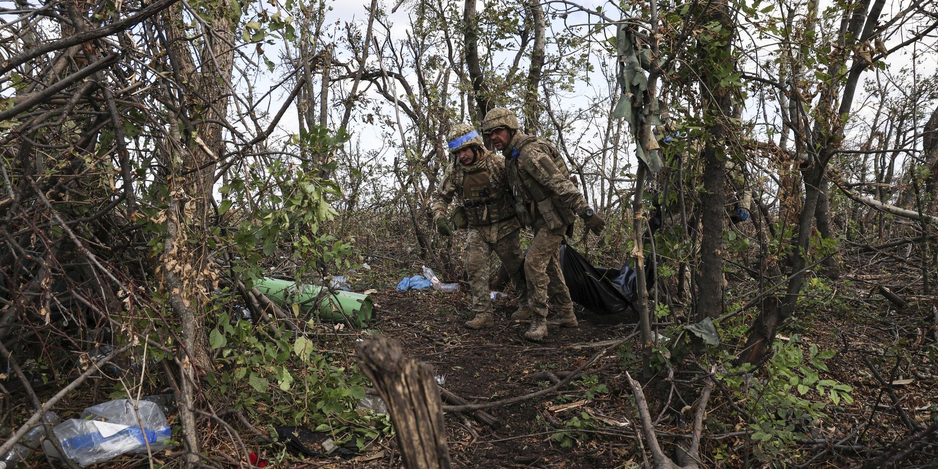 Украинские военнослужащие тащат мешки с телами убитых украинских солдат на линии фронта в нескольких километрах от Андреевки, Донецкая область - ИноСМИ, 1920, 30.10.2024