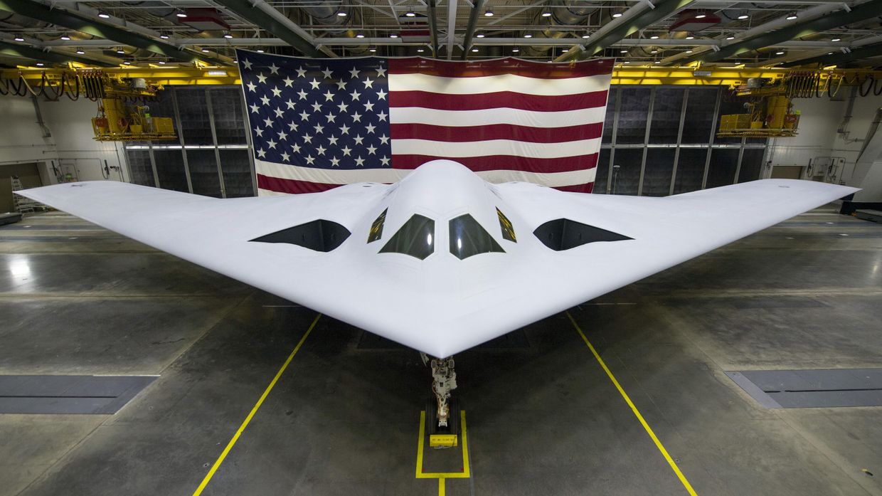 Перспективный американский стратегический бомбардировщик B-21 Raider, разрабатываемый корпорацией Northrop Grumman