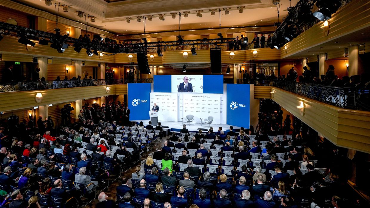 Канцлер Германии Олаф Шольц выступает на Мюнхенской конференции по безопасности 17 февраля 2024 года.