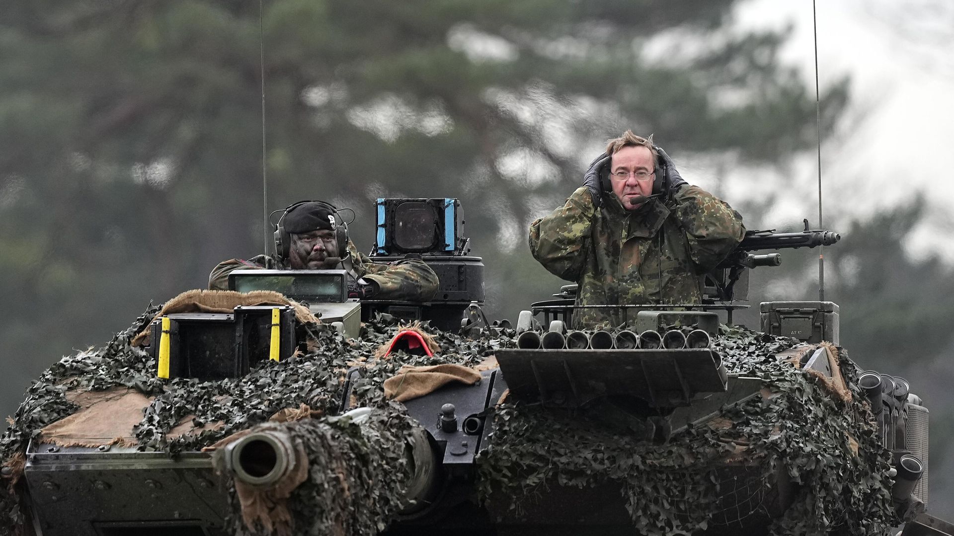 Министр обороны Германии Борис Писториус на танке Leopard 2 в 203-м танковом батальоне бундесвера, Германия - ИноСМИ, 1920, 15.09.2026