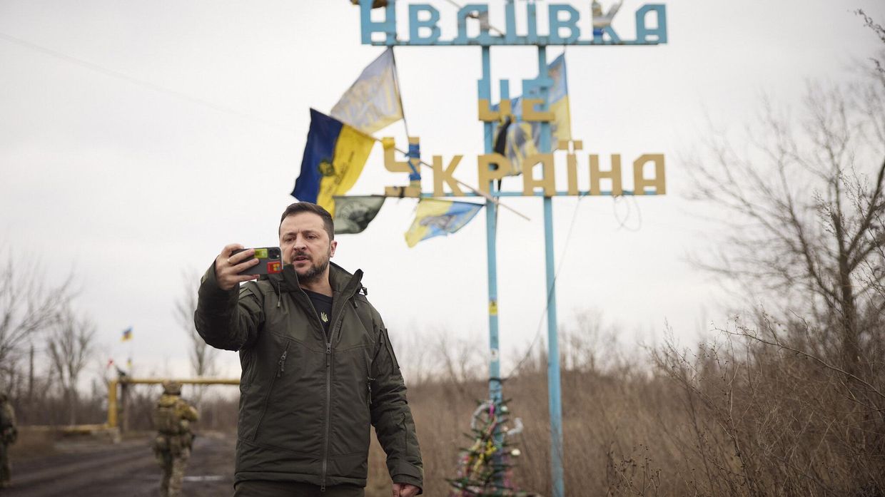Президент Украины Владимир Зеленский делает селфи у въезда в Авдеевку 29 декабря 2023 года Президент Украины Владимир Зеленский делает селфи у въезда в Авдеевку 29 декабря 2023 года