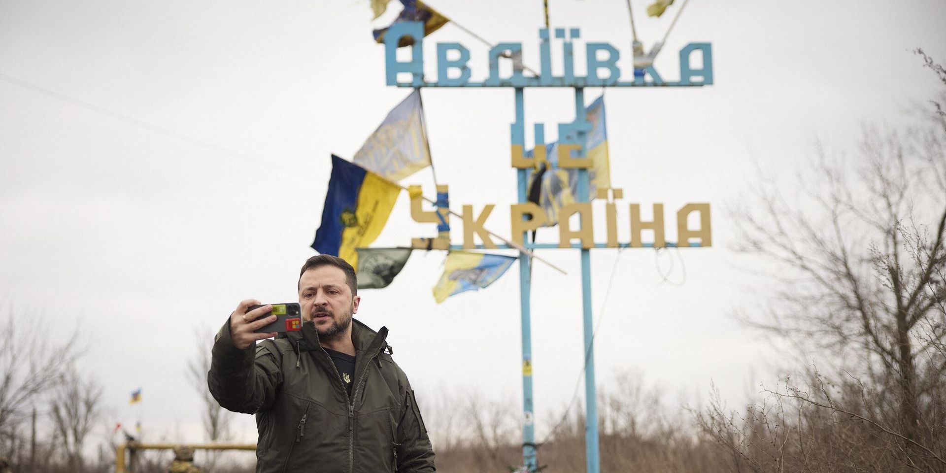 Президент Украины Владимир Зеленский делает селфи у въезда в Авдеевку 29 декабря 2023 года - ИноСМИ, 1920, 21.04.2024