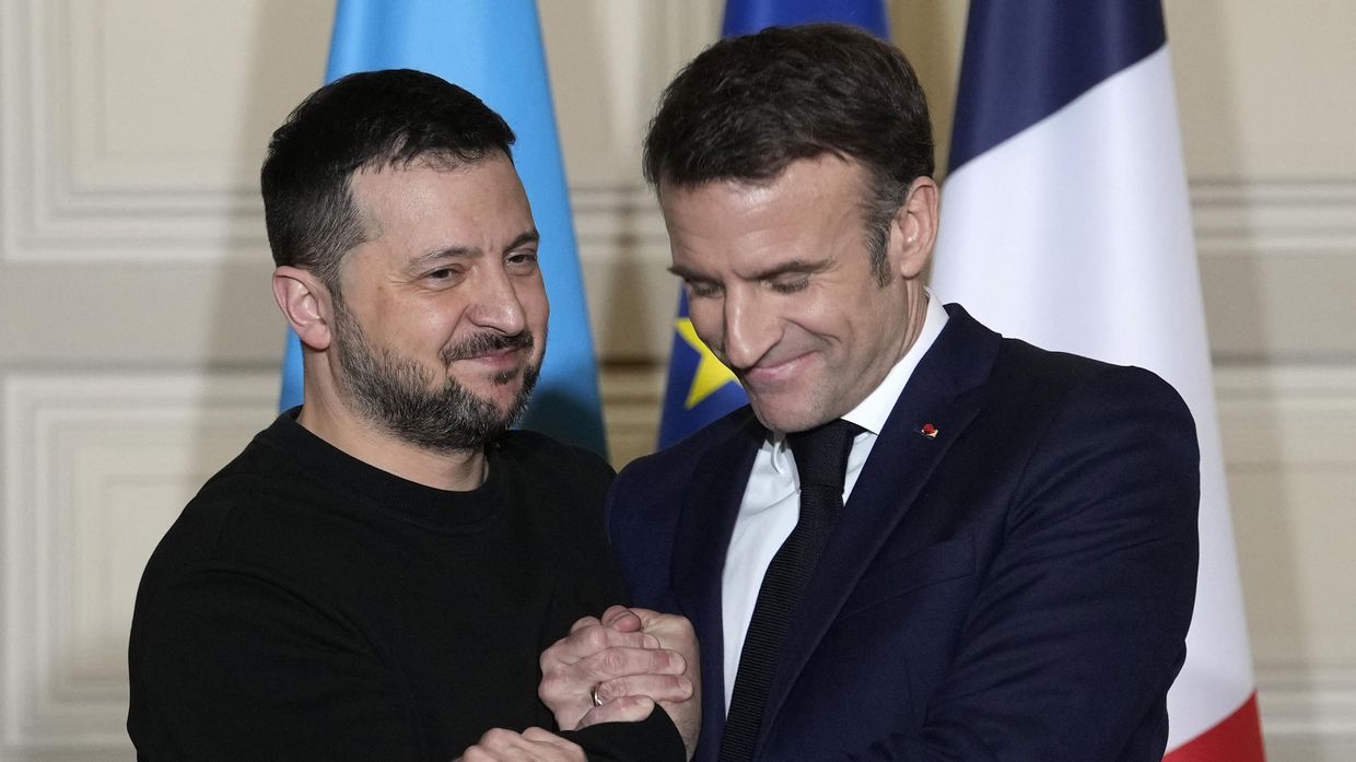 Эммануэль Макрон пожимает руку Владимиру Зеленскому, Елисейский дворец, Франция, 16 февраля 2024 года