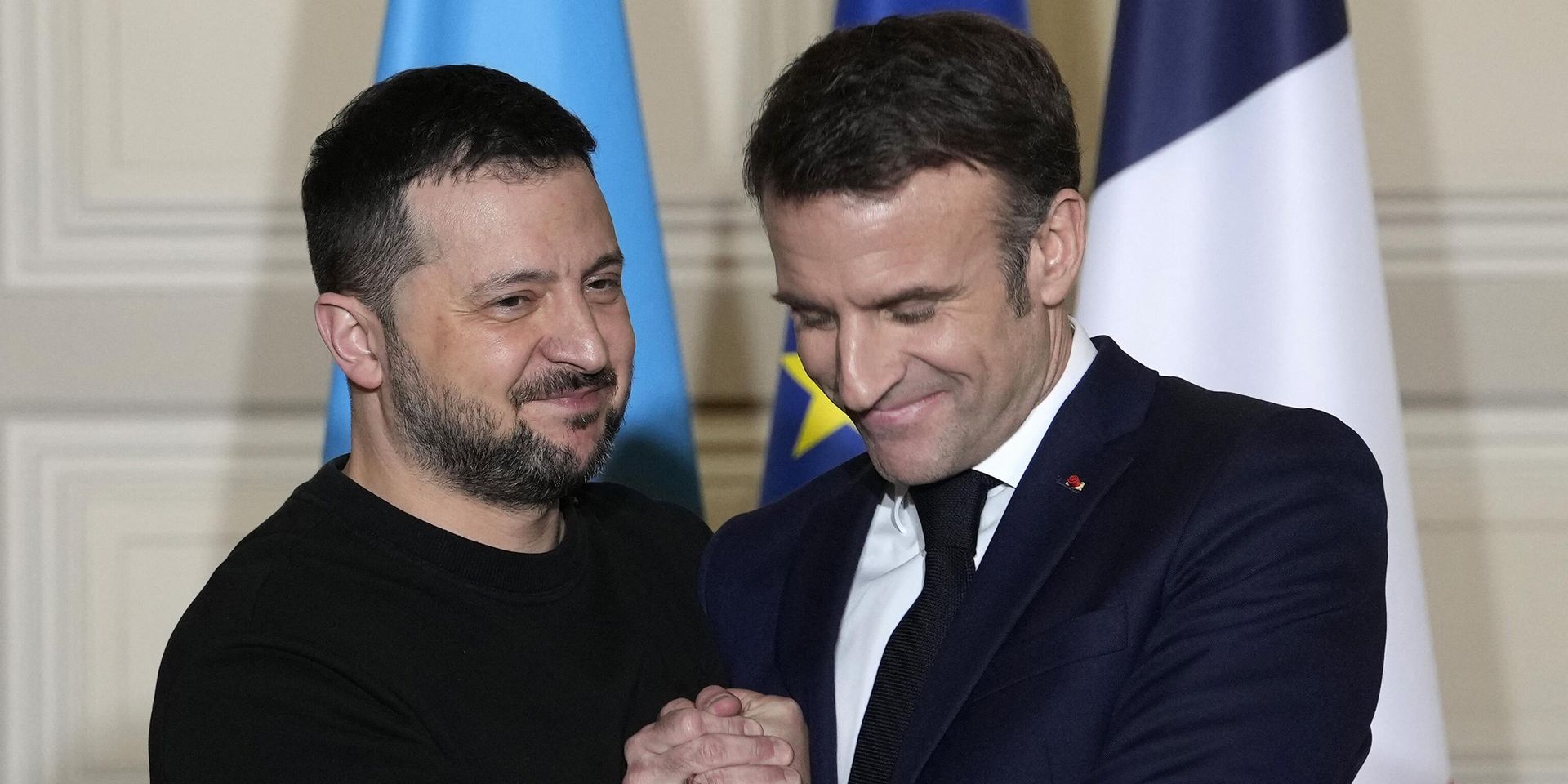 Эммануэль Макрон пожимает руку Владимиру Зеленскому, Елисейский дворец, Франция, 16 февраля 2024 года - ИноСМИ, 1920, 22.02.2024