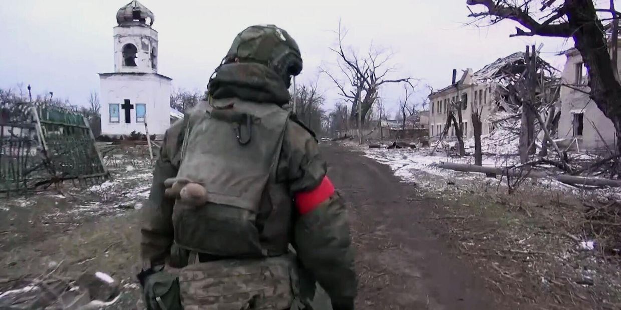 Военнослужащие ВС РФ осматривают покинутые позиции ВСУ в Авдеевке