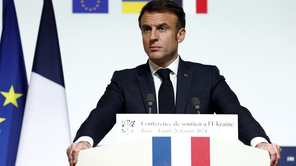 Президент Франции Эммануэль Макрон выступает во время пресс-конференции в Елисейском дворце в Париже