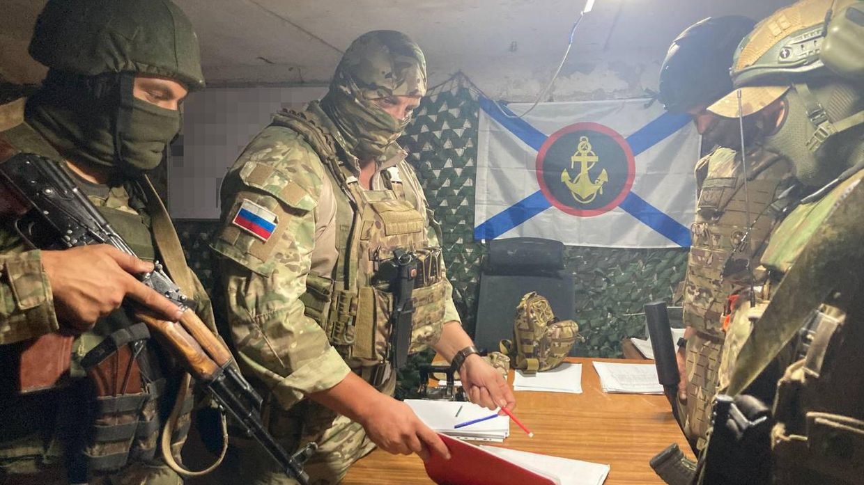 Бойцы 810-й гвардейской бригады морской пехоты проходят инструктаж в штабе на линии боевого соприкосновения в селе Работино Запорожской области