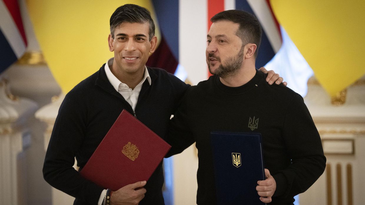 Премьер-министр Великобритании Риши Сунак и президент Украины Владимир Зеленский после подписания документов в Киеве
