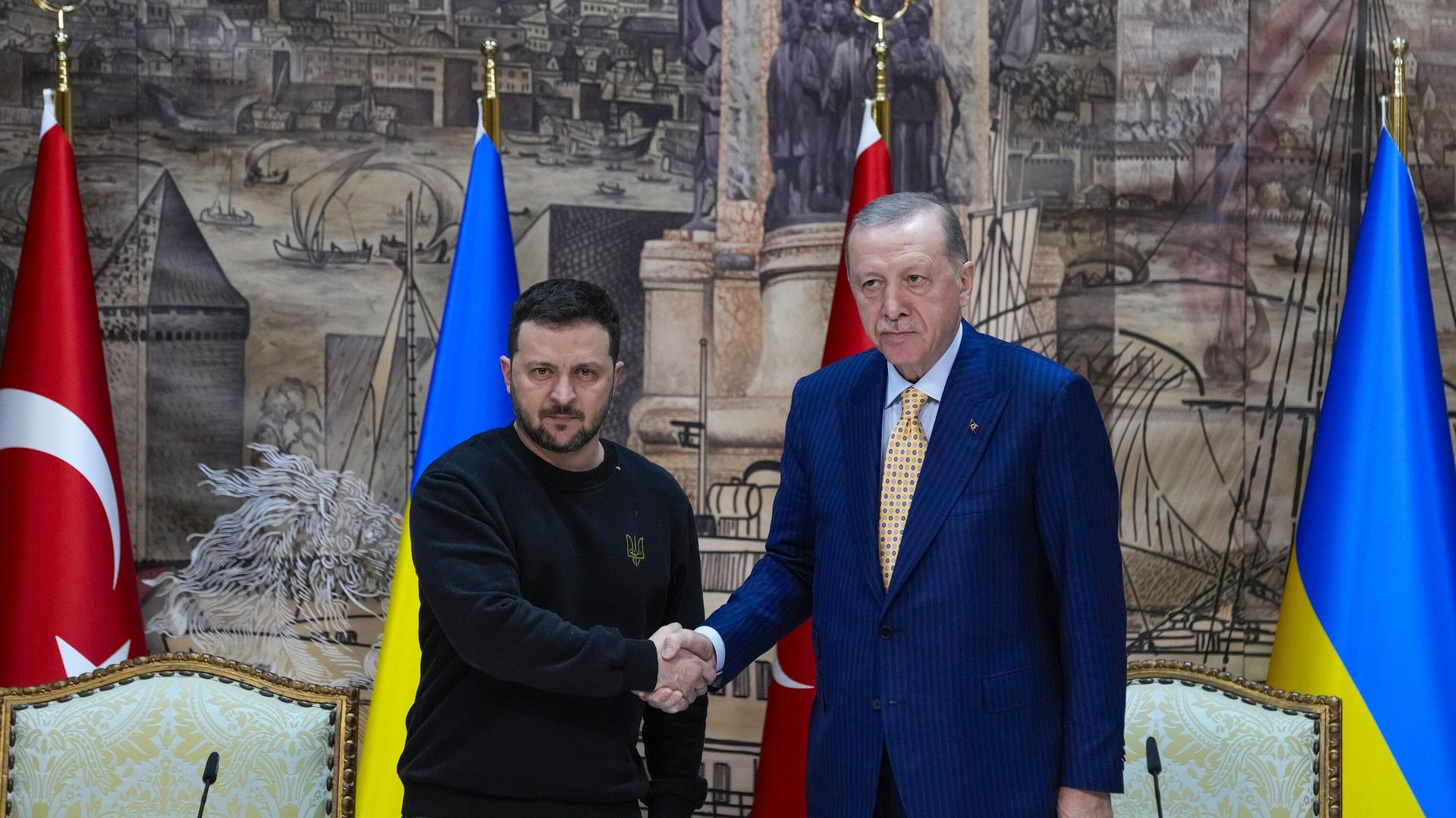 Президент Турции Реджеп Тайип Эрдоган пожимает руку президенту Украины Владимиру Зеленскому в конце совместной пресс-конференции после их встречи во дворце Долмабахче в Стамбуле, Турция, пятница, 8 марта 2024 года.  - ИноСМИ, 1920, 18.07.2026