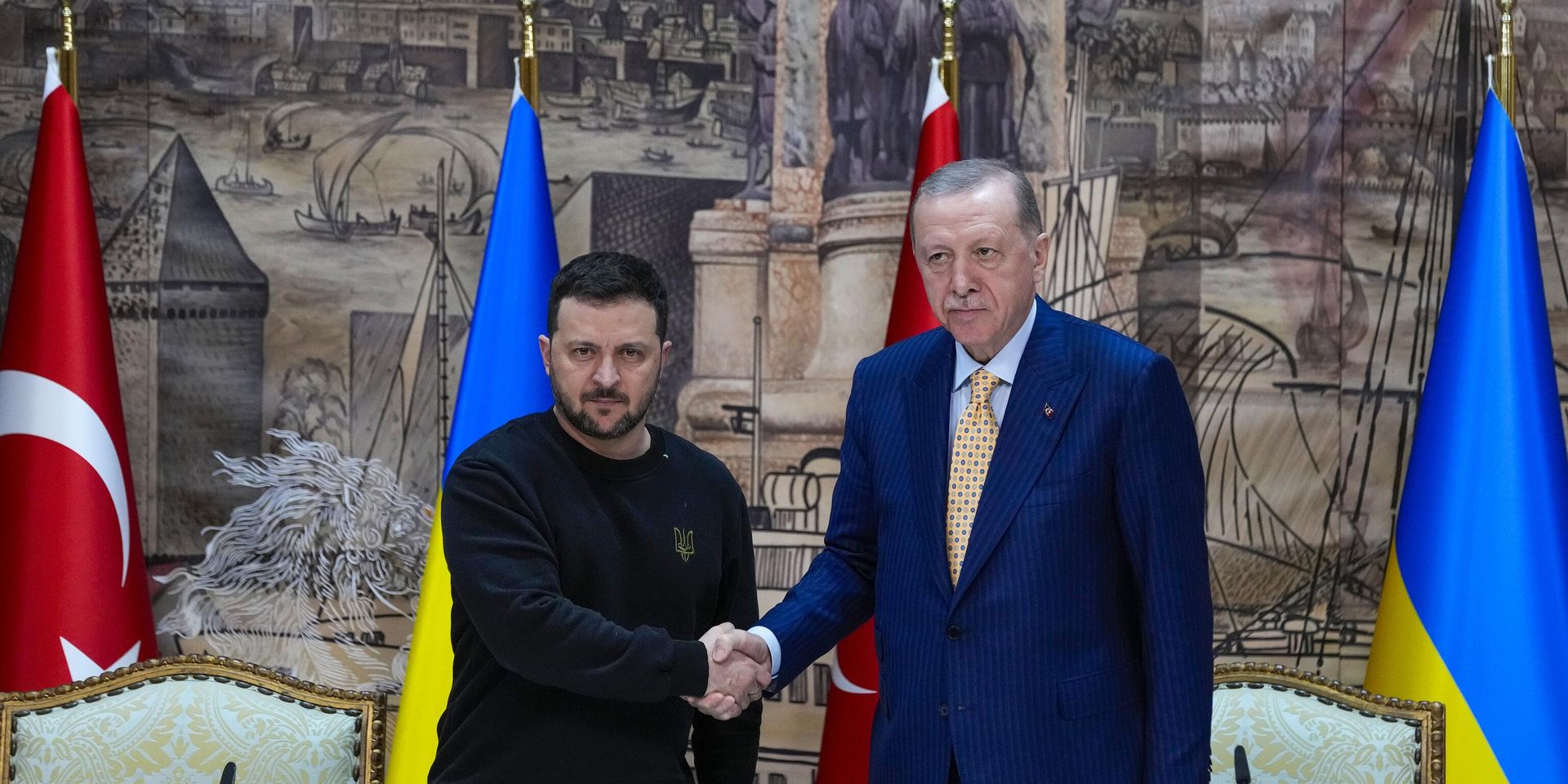 Президент Турции Реджеп Тайип Эрдоган пожимает руку президенту Украины Владимиру Зеленскому в конце совместной пресс-конференции после их встречи во дворце Долмабахче в Стамбуле, Турция, пятница, 8 марта 2024 года.  - ИноСМИ, 1920, 10.04.2026