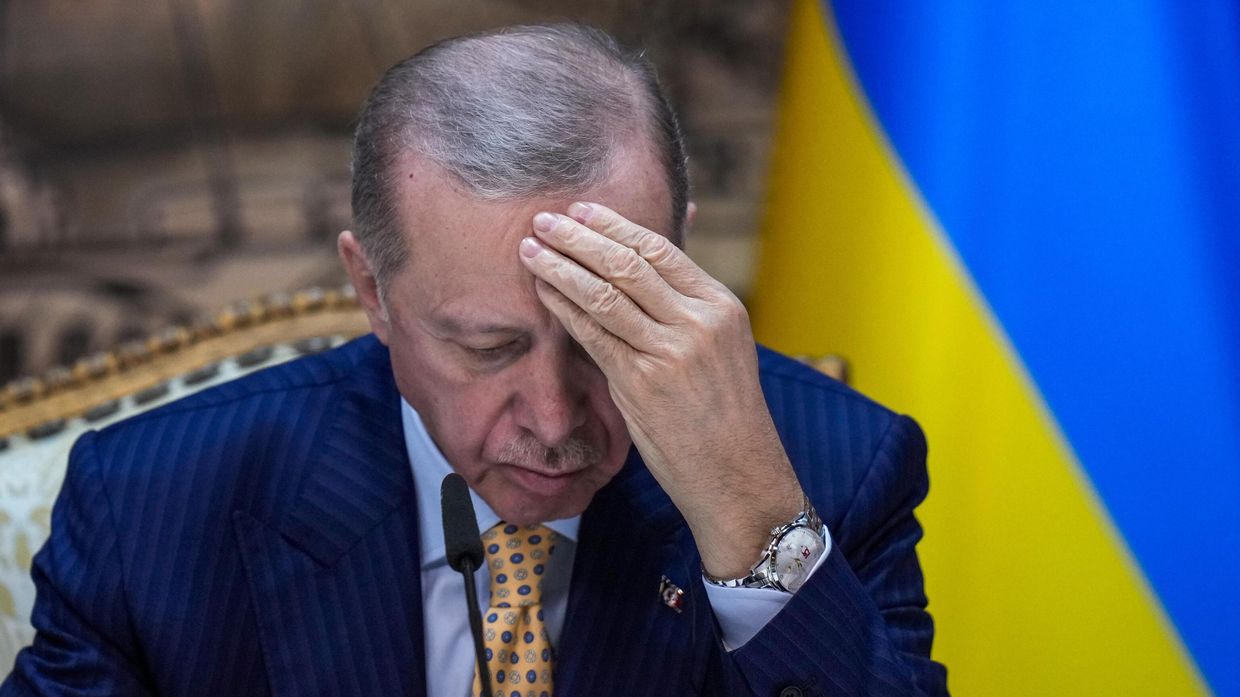 Президент Турции Реджеп Тайип Эрдоган слушает вопрос во время совместной пресс-конференции с президентом Украины Владимиром Зеленским после их встречи во дворце Долмабахче в Стамбуле, Турция, в пятницу, 8 марта 2024 года. 