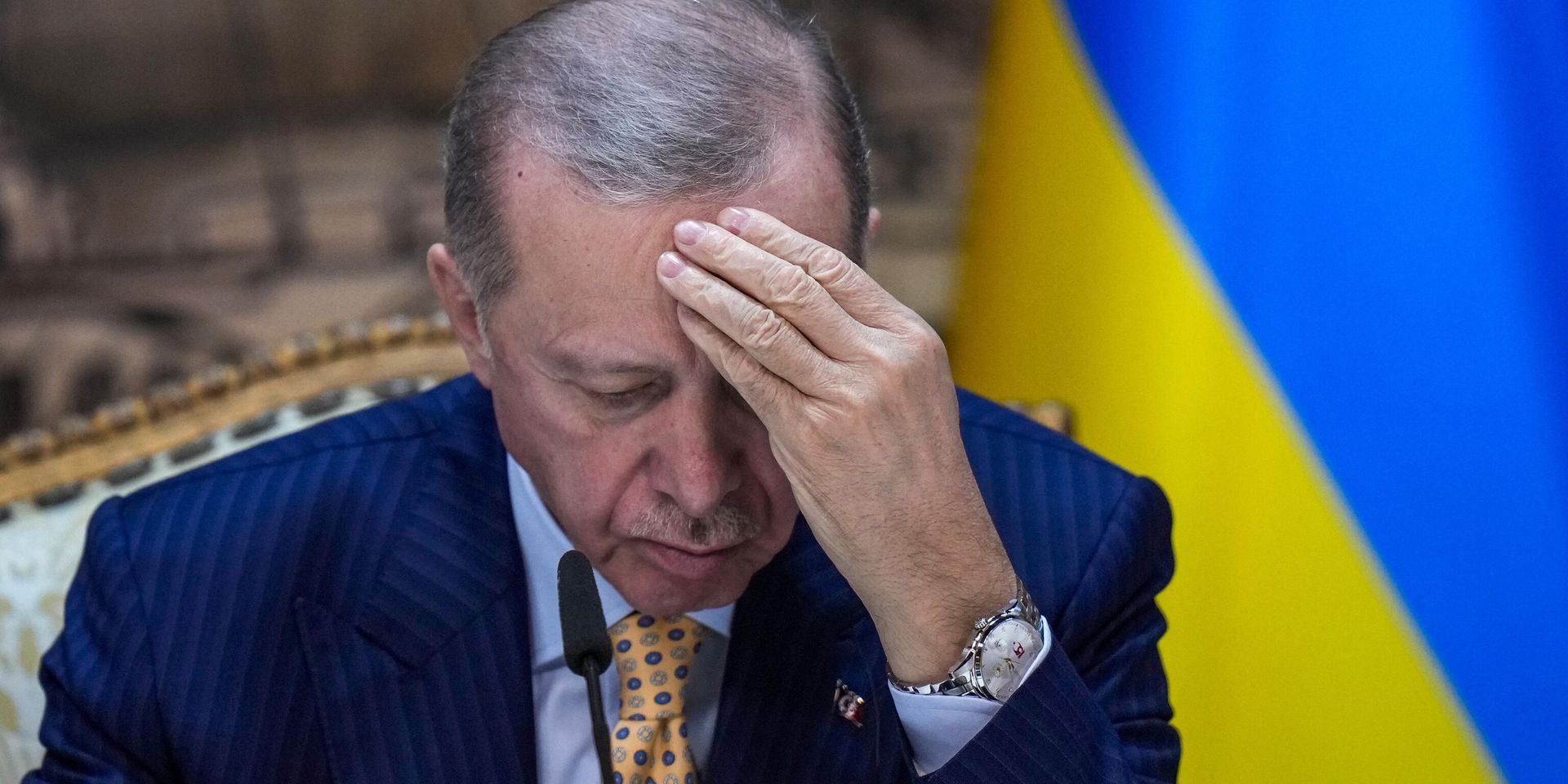 Президент Турции Реджеп Тайип Эрдоган слушает вопрос во время совместной пресс-конференции с президентом Украины Владимиром Зеленским после их встречи во дворце Долмабахче в Стамбуле, Турция, в пятницу, 8 марта 2024 года.  - ИноСМИ, 1920, 02.10.2024