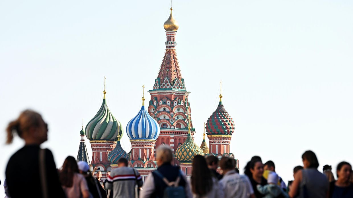 Люди на Красной площади в Москве.