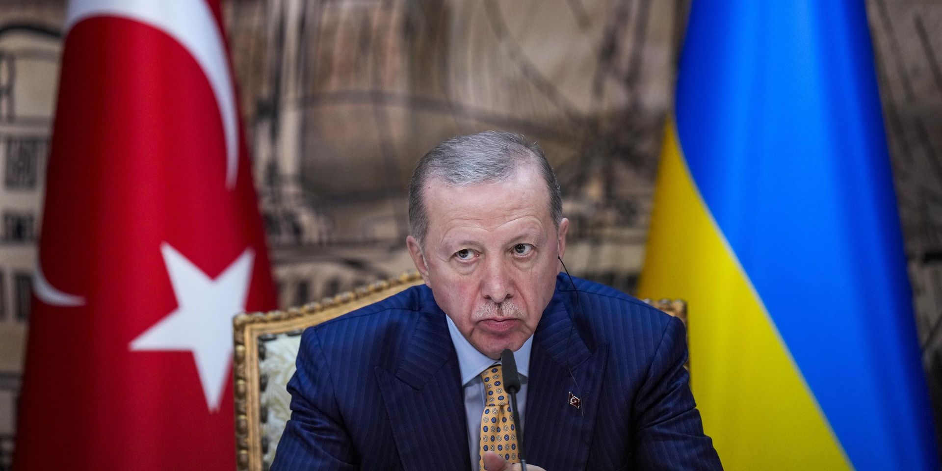 Президент Турции Реджеп Тайип Эрдоган слушает вопрос во время совместной пресс-конференции с президентом Украины Владимиром Зеленским после их встречи во дворце Долмабахче в Стамбуле, Турция, в пятницу, 8 марта 2024 года.  - ИноСМИ, 1920, 30.03.2024