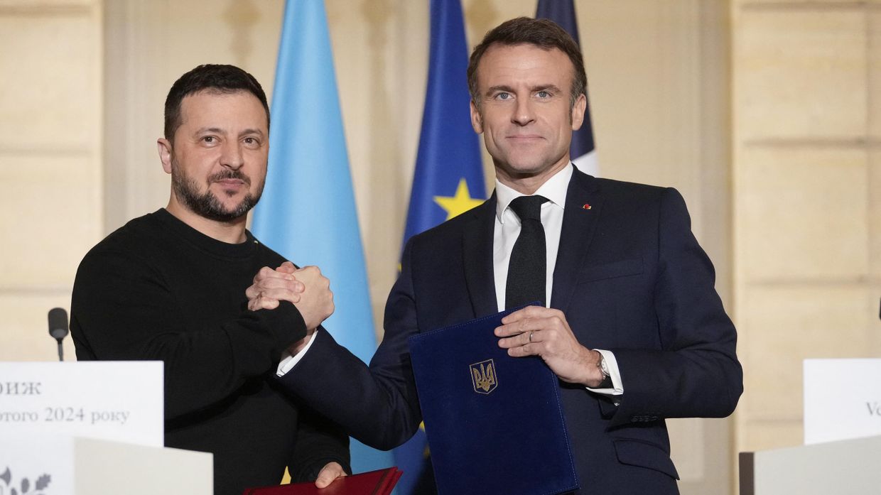 Президент Франции Эммануэль Макрон и президент Украины Владимир Зеленский в Елисейском дворце после подписания двустороннего соглашения о безопасности