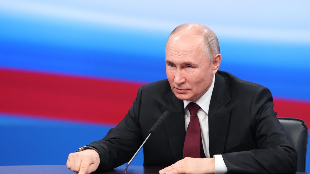 В. Путин встретился с доверенными лицами в избирательном штабе
