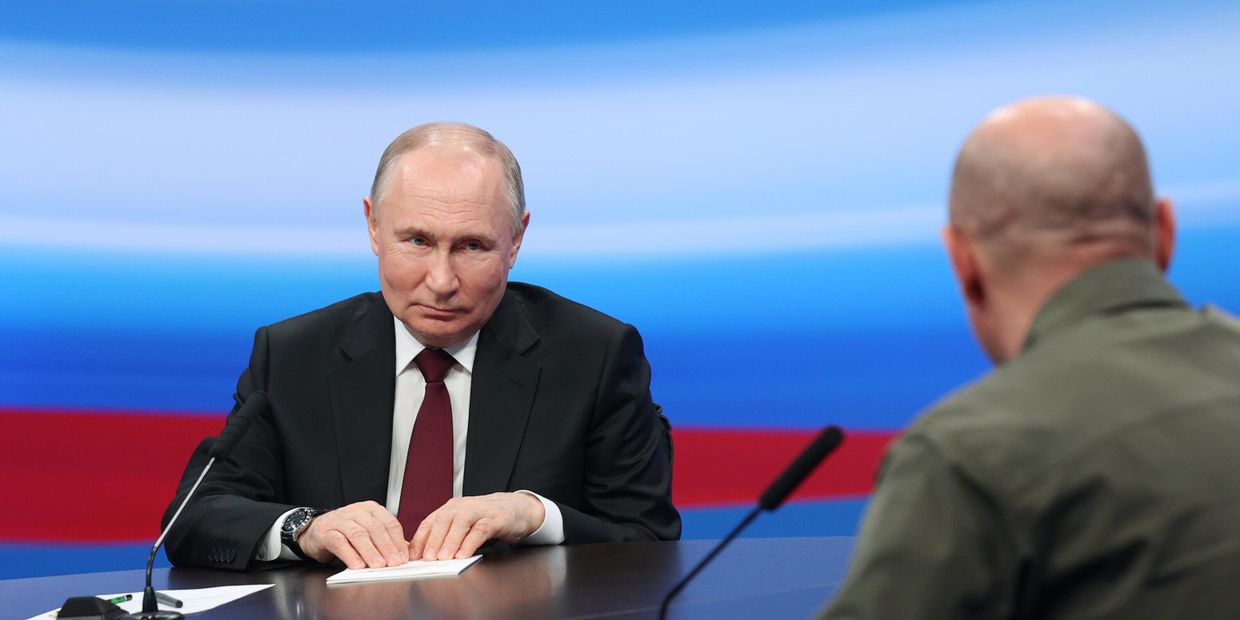 В. Путин встретился с доверенными лицами в избирательном штабе