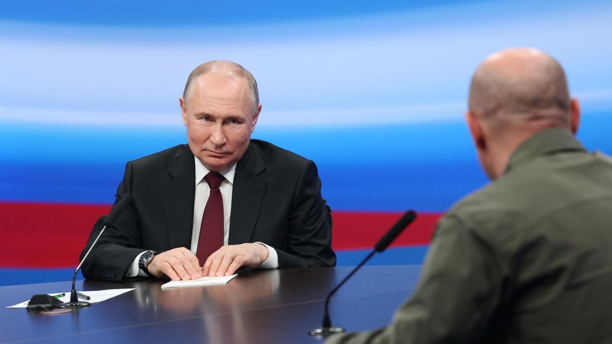 В. Путин встретился с доверенными лицами в избирательном штабе