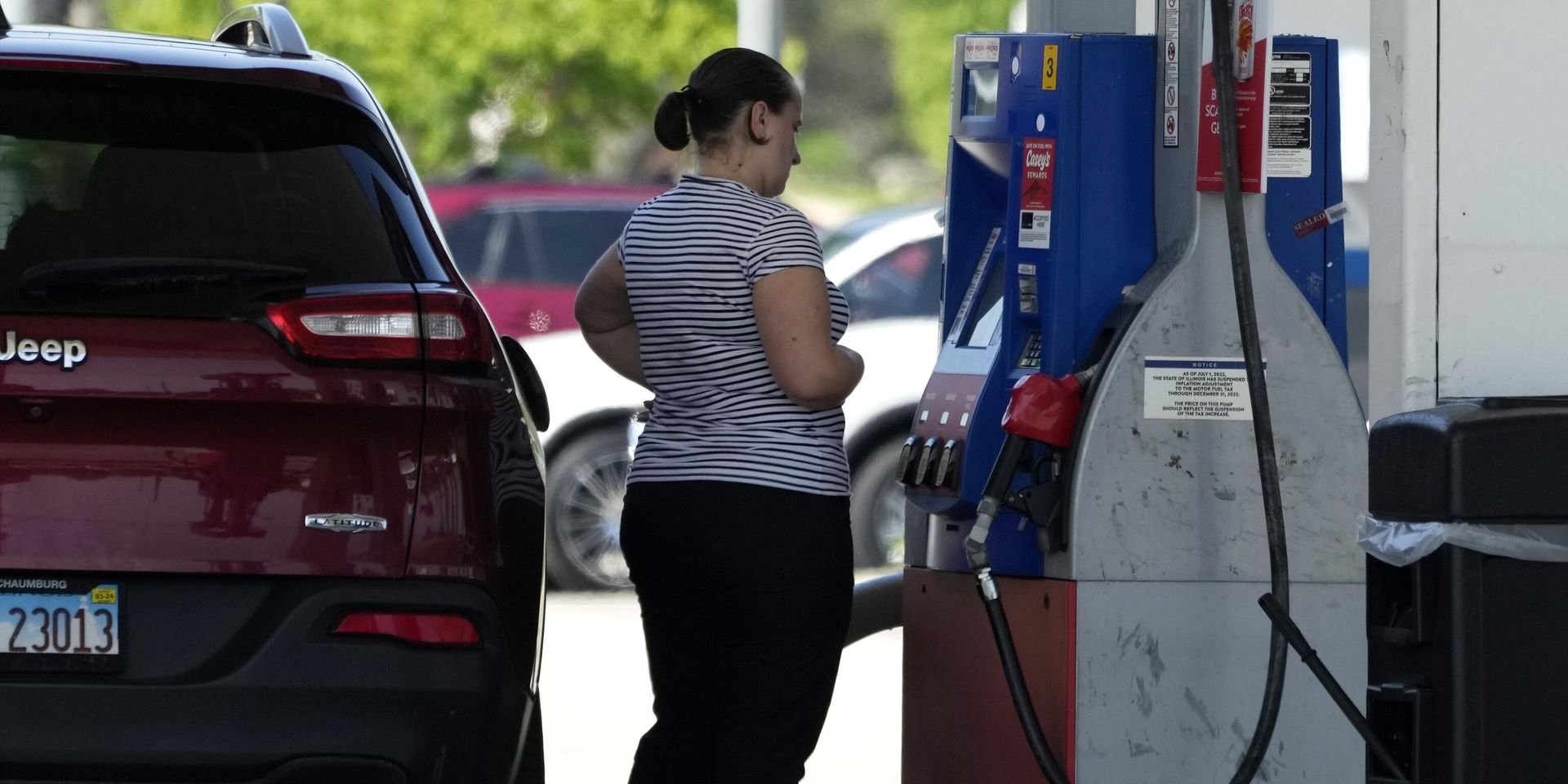 Водитель готовится заправить автомобиль на заправочной станции в Буффало-Гроув, штат Иллинойс, США - ИноСМИ, 1920, 18.07.2025