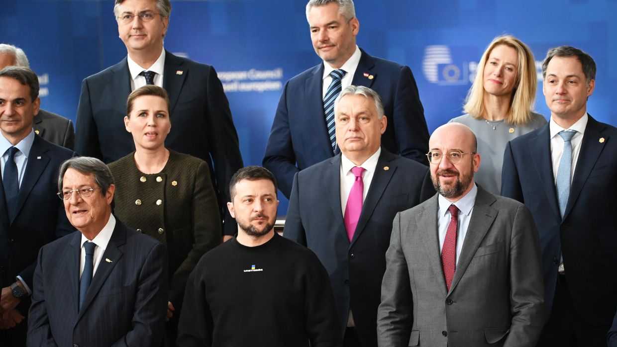 Президент Республики Кипр Никос Анастасиадис, президент Украины Владимир Зеленский и председатель Европейского совета Шарль Мишель (слева направо на первом плане) на саммите Европейского союза в Брюссел
