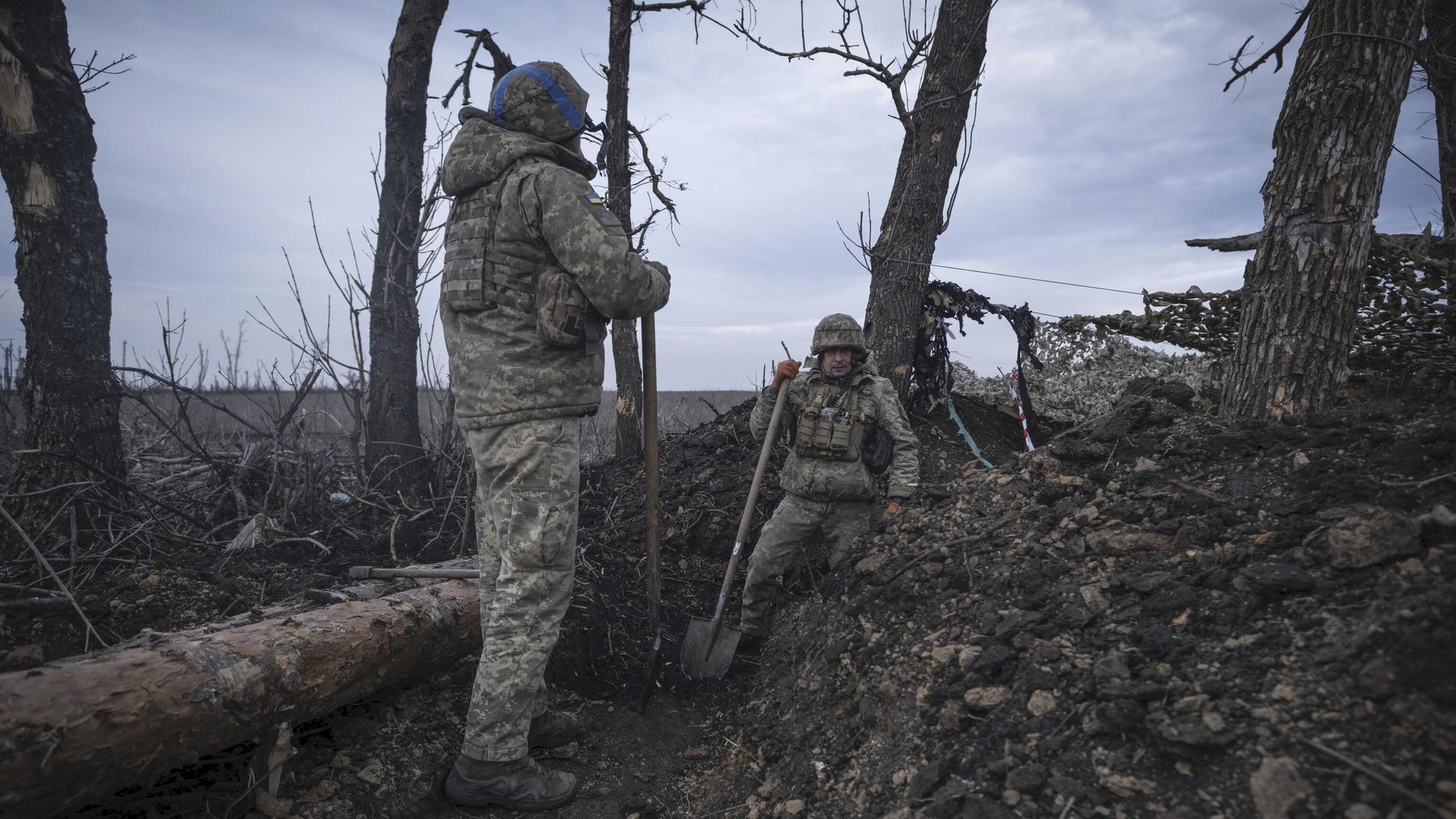 Украинские солдаты роют траншею на линии фронта близ Клещеевки, недалеко от Донецка - ИноСМИ, 1920, 28.03.2024