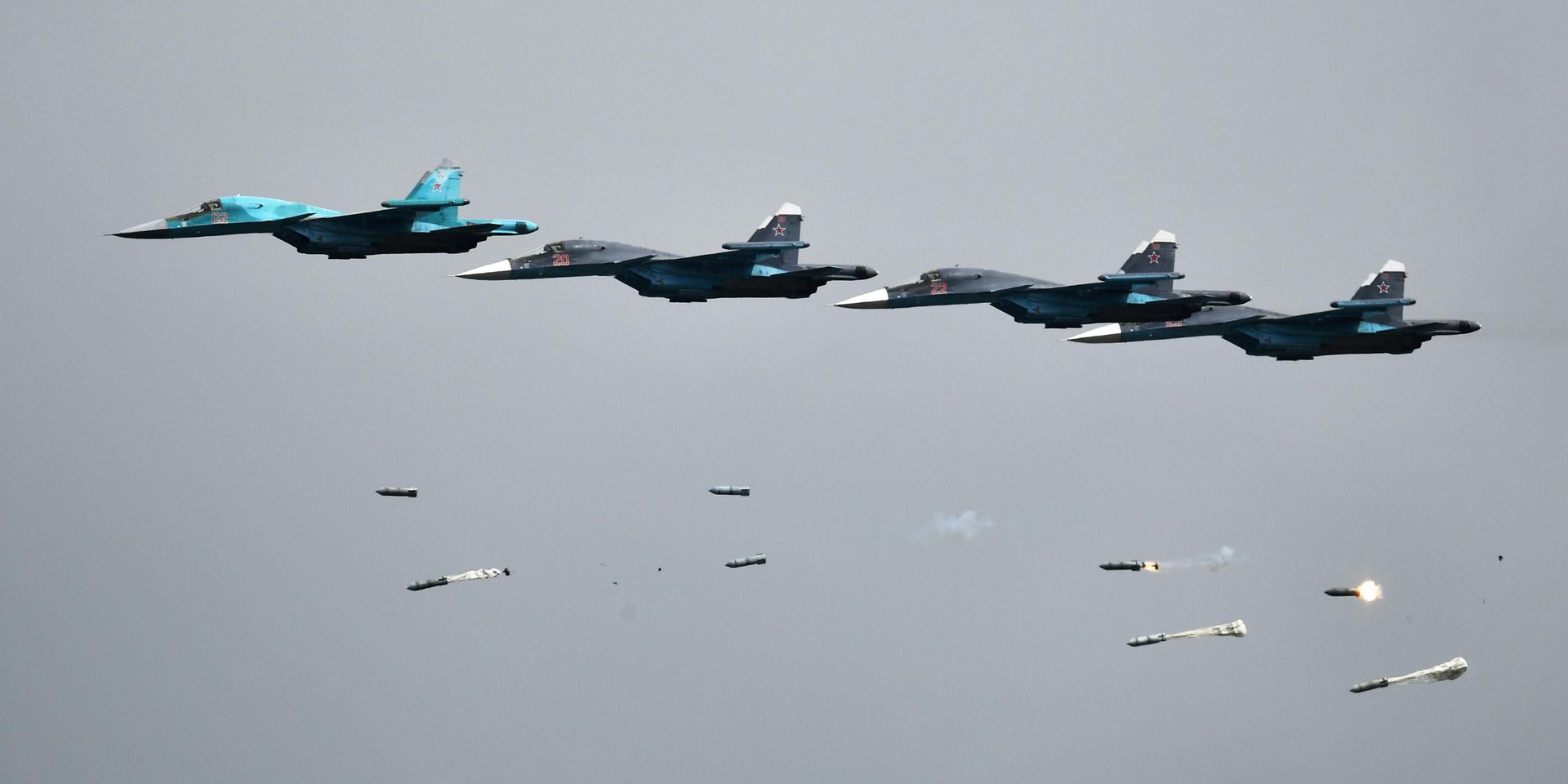 Истребители-бомбардировщики Су-34 на всероссийском этапе конкурса Авиадартс на авиационном полигоне Дубровичи - ИноСМИ, 1920, 14.12.2025
