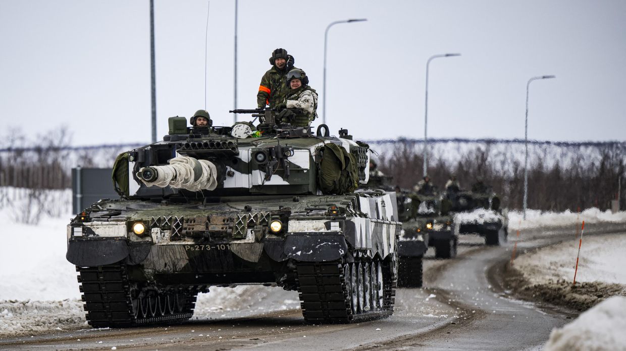 Финские солдаты на немецком танке  Leopard 2A6 во время учений Nordic Response 24 на финской стороне пограничного перехода Кивиломполо между Финляндией и Норвегией