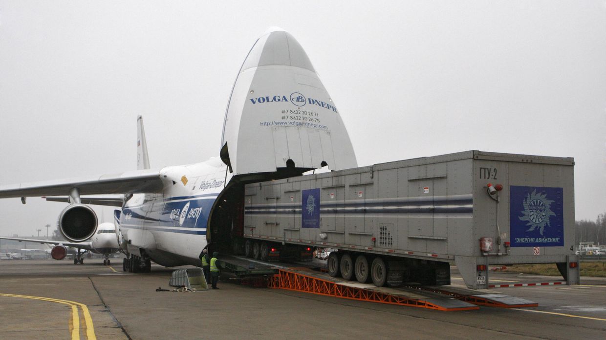 Тяжелый транспортный самолет АН-124-100 Руслан компании Волга-Днепр во время загрузки в Московском международном аэропорту Домодедово