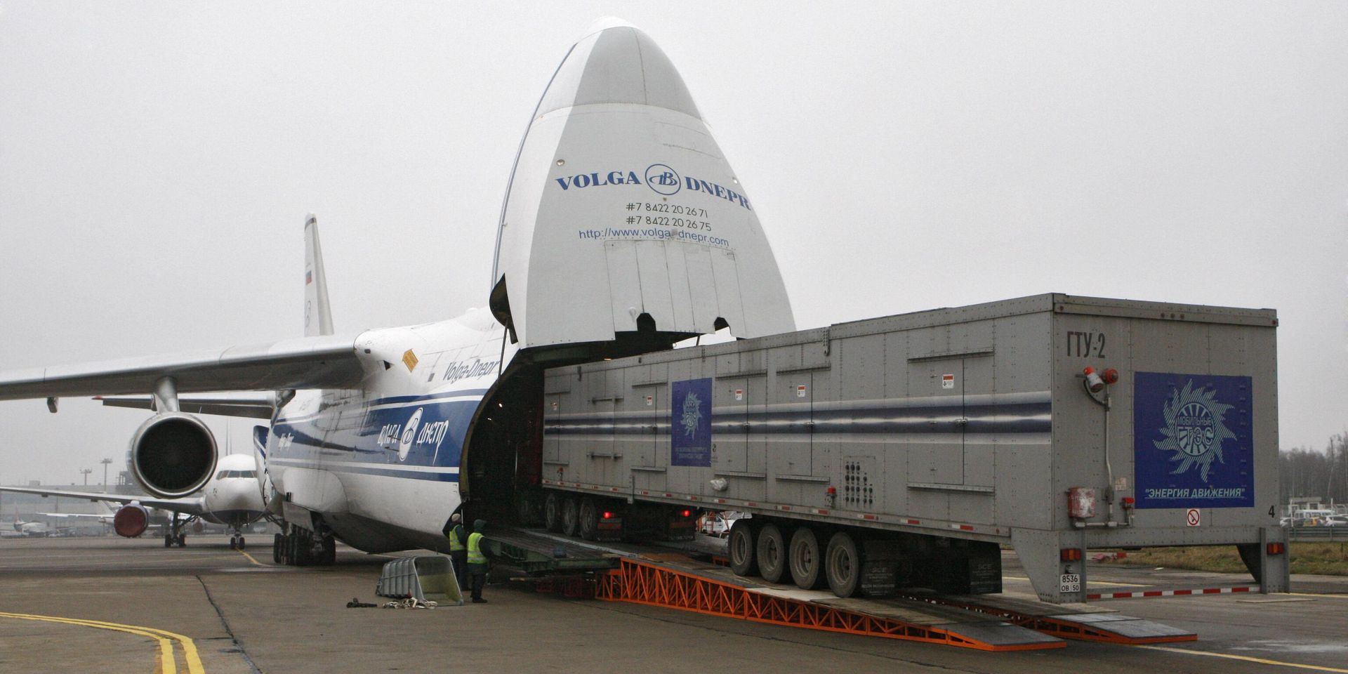 Тяжелый транспортный самолет АН-124-100 Руслан компании Волга-Днепр во время загрузки в Московском международном аэропорту Домодедово - ИноСМИ, 1920, 10.12.2025