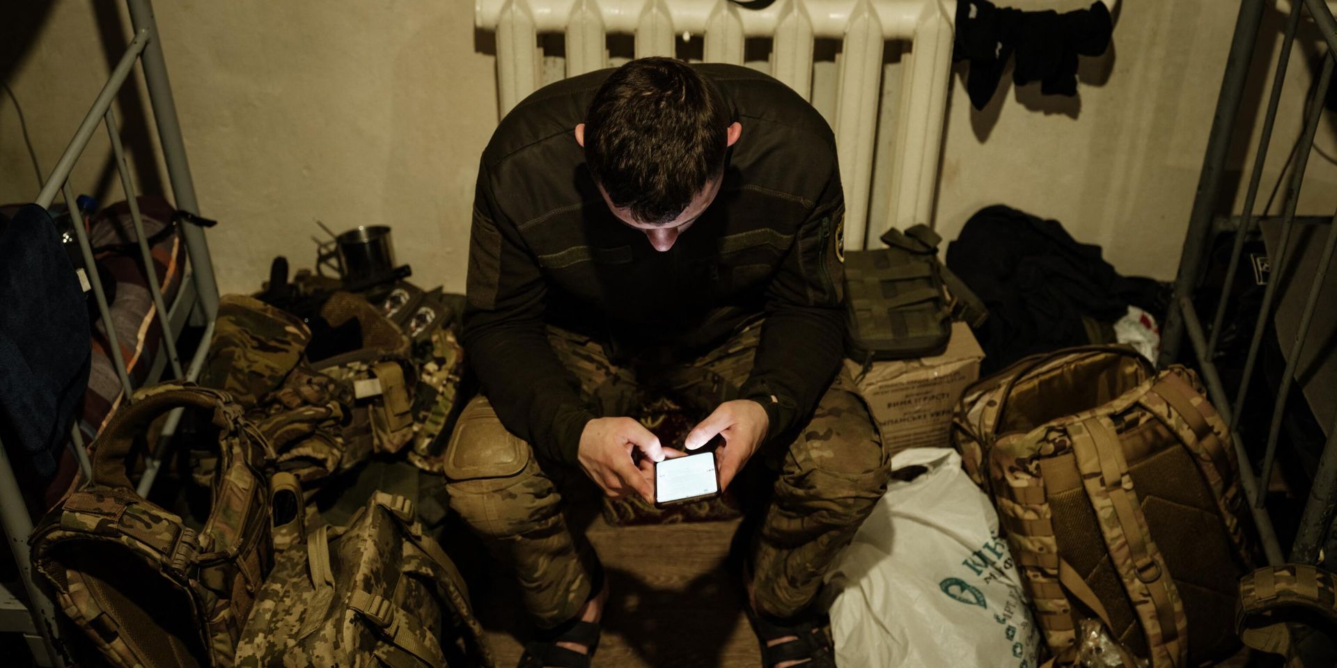 Украинский военнослужащий пользуется интернетом на своем смартфоне - ИноСМИ, 1920, 04.04.2024
