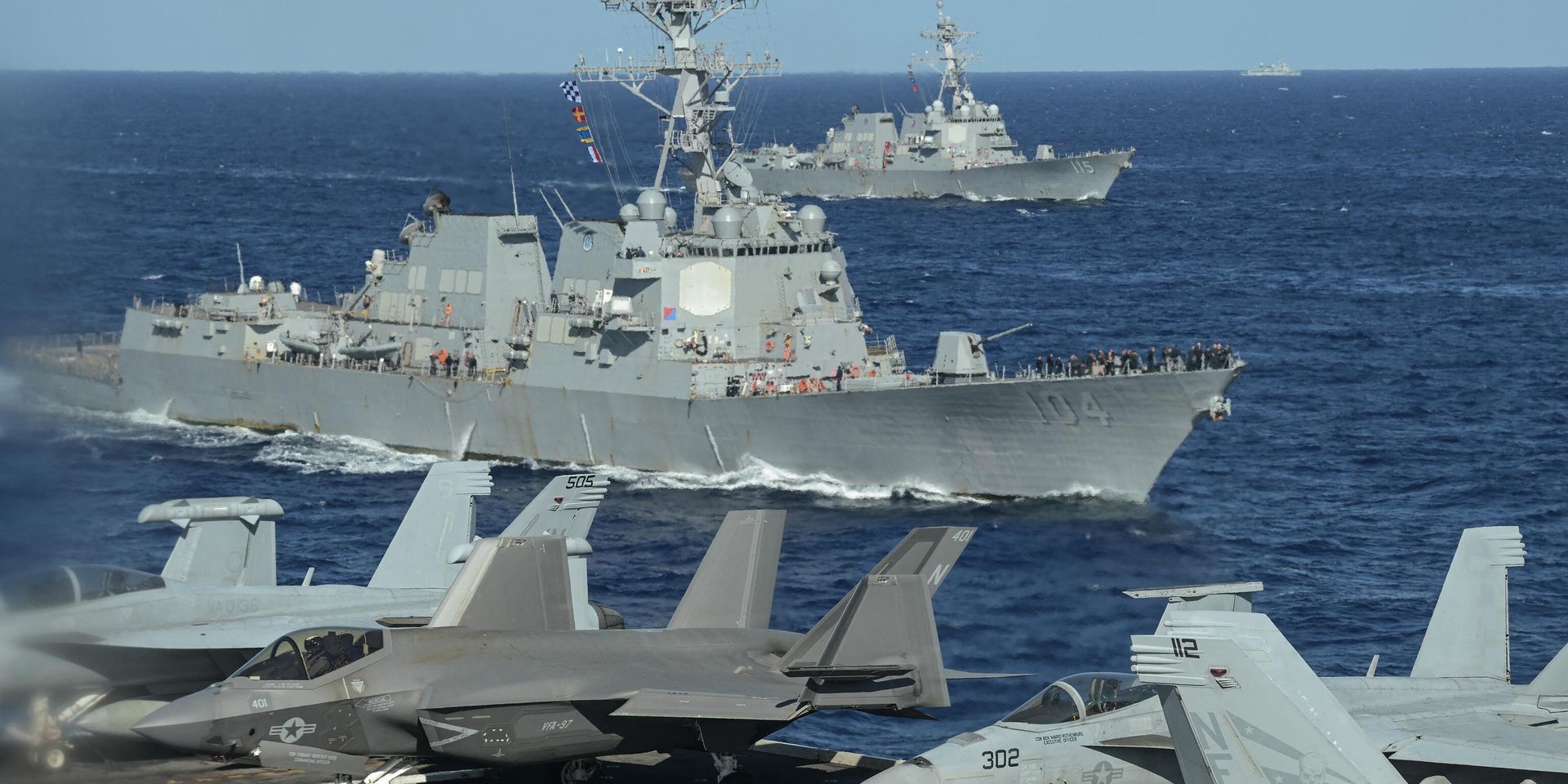 Американские эсминцы класса Арли Берк с управляемыми ракетами USS Sterett (на переднем плане) и USS Rafael Peralta (сзади) видны с палубы авианосца USS Carl Vinson - ИноСМИ, 1920, 05.04.2024