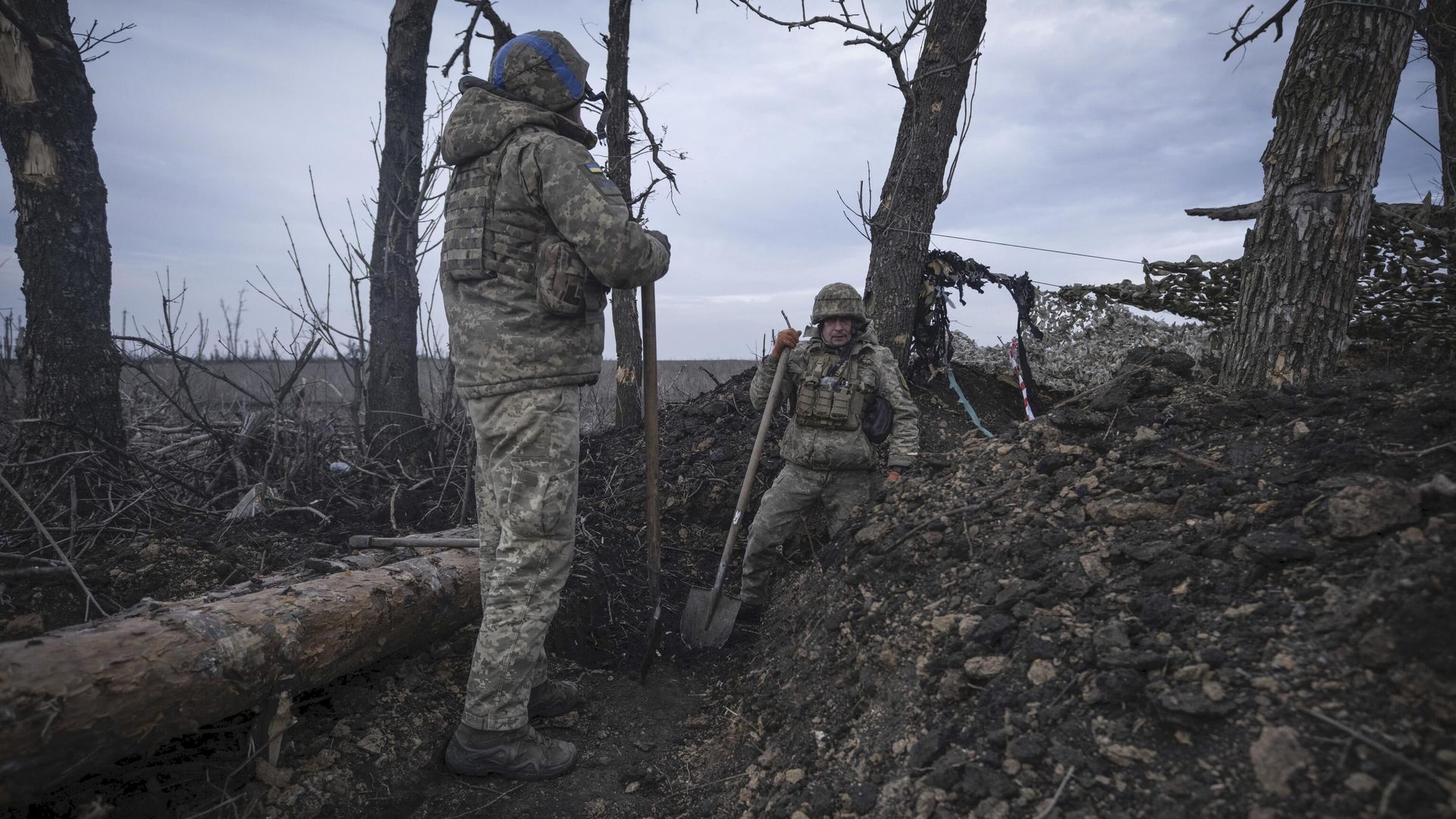 Украинские солдаты роют траншею на передовой возле Клещеевки в Донецкой области 18 марта 2024 года. - ИноСМИ, 1920, 05.09.2025