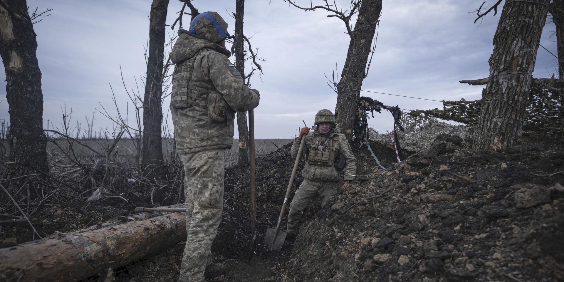 Украинские солдаты роют траншею на передовой возле Клещеевки в Донецкой области 18 марта 2024 года. - ИноСМИ, 1920, 05.09.2025