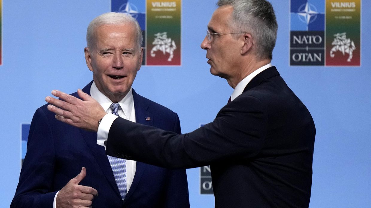 Генеральный секретарь НАТО Йенс Столтенберг приветствует президента США Джо Байдена с прибытием на саммит НАТО в Вильнюсе, Литва