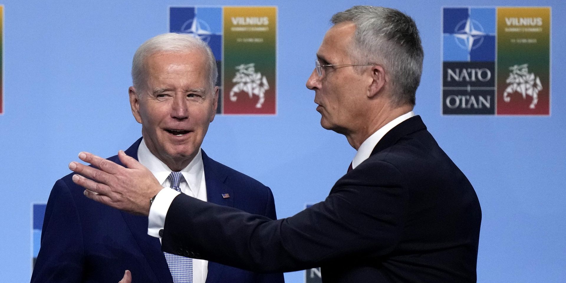 Генеральный секретарь НАТО Йенс Столтенберг приветствует президента США Джо Байдена с прибытием на саммит НАТО в Вильнюсе, Литва - ИноСМИ, 1920, 03.06.2024