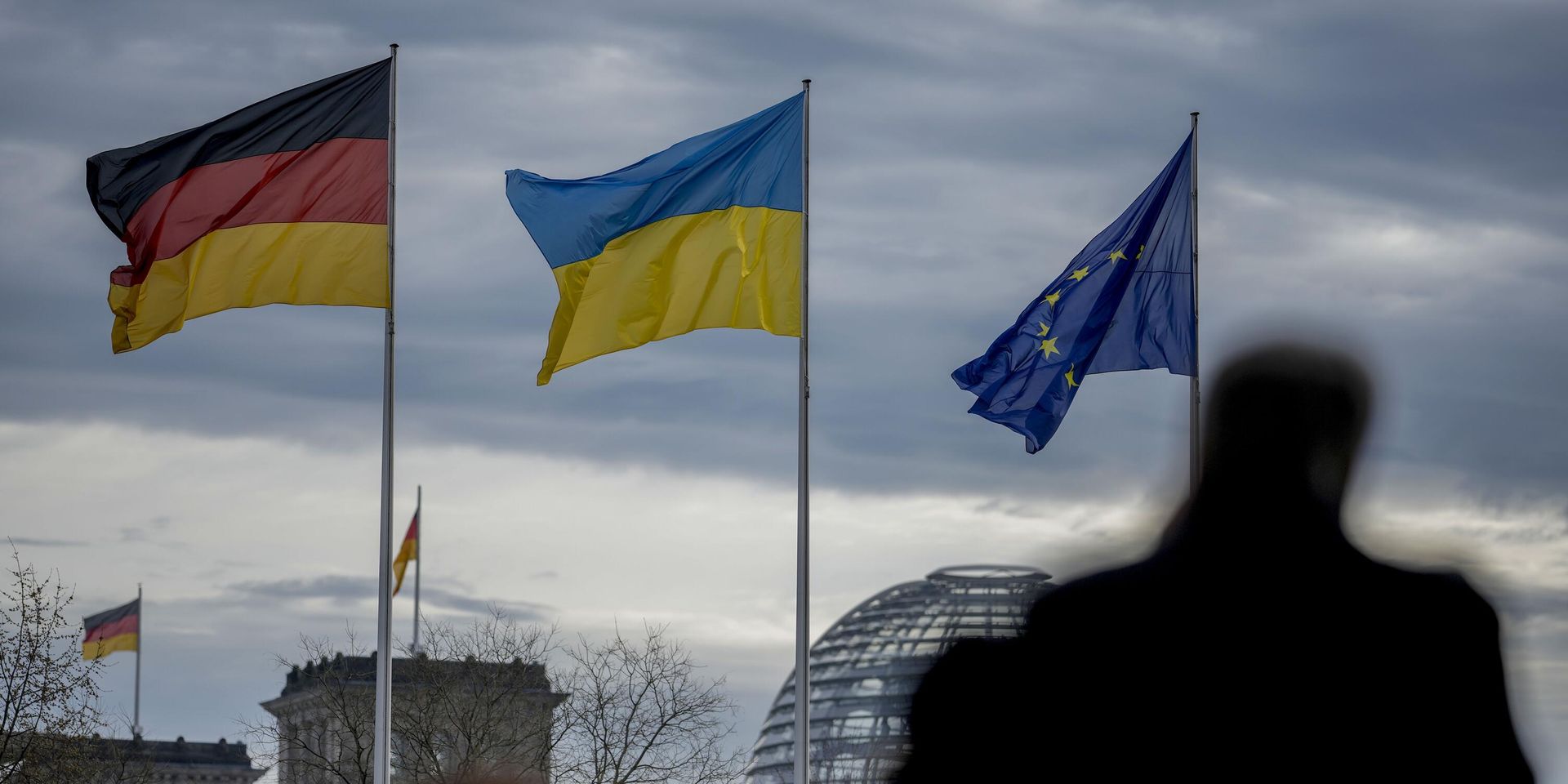 Флаги Германии, Украины и ЕС развеваются перед зданием Рейхстага в Берлине, Германия, пятница, 16 февраля 2024 года.  - ИноСМИ, 1920, 18.09.2025