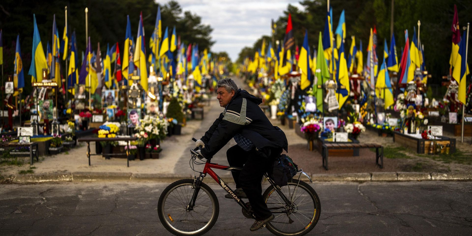 Велосипедист проезжает мимо могил украинских солдат, погибших во время боевых действий, на Лесном кладбище в Киеве - ИноСМИ, 1920, 20.08.2024