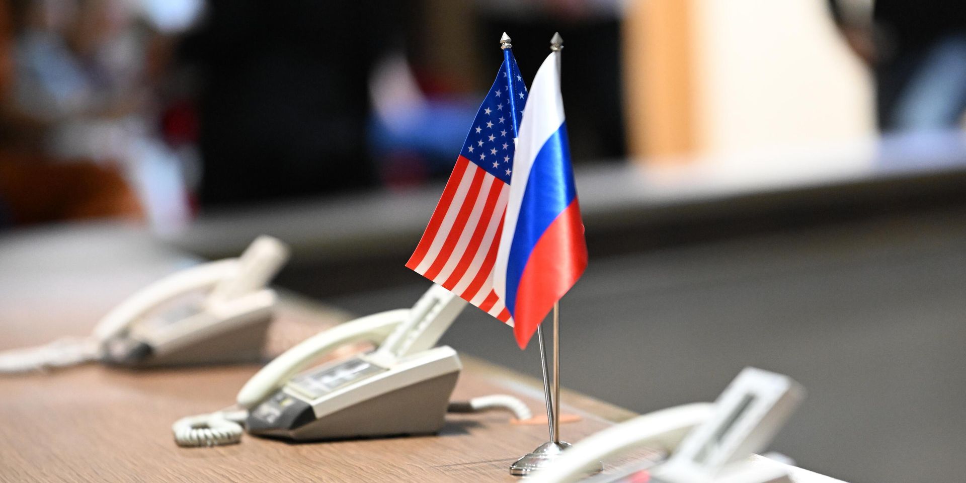 Флаги России и США на столе Центра управления полетами (ЦУП) в Королёве во время трансляции посадки транспортного пилотируемого корабля Союз МС-23. Экипаж корабля: космонавты Роскосмоса Сергей Прокопьев и Дмитрий Петелин, а также астронавт NASA Франциско Рубио. - ИноСМИ, 1920, 05.12.2025