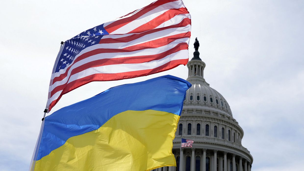 Американский и украинский флаги развеваются на ветру возле Капитолия во вторник, 23 апреля 2024 года, в Вашингтоне.
