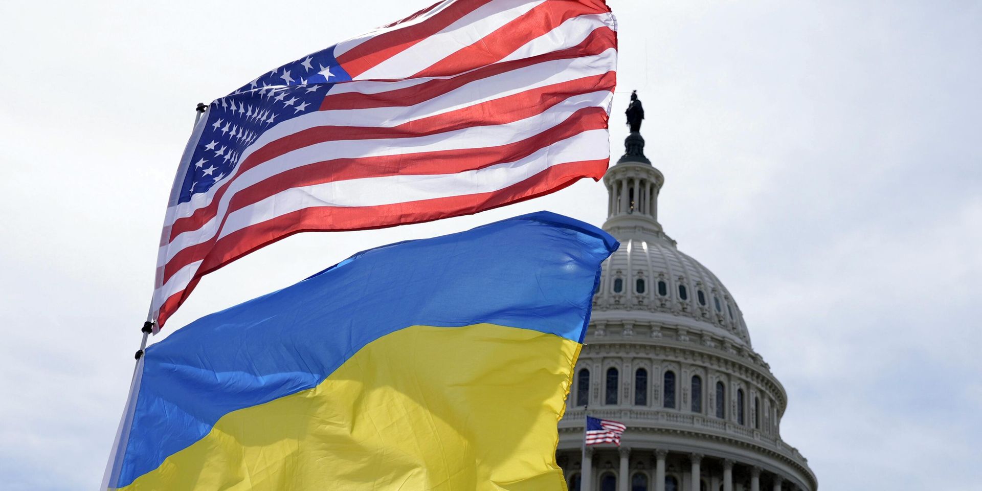 Американский и украинский флаги развеваются на ветру возле Капитолия во вторник, 23 апреля 2024 года, в Вашингтоне. - ИноСМИ, 1920, 14.11.2025