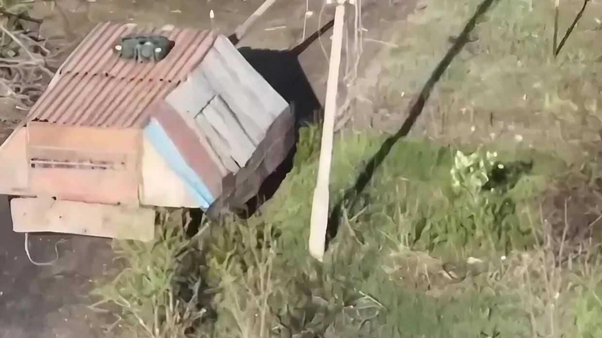 Российский танк в самодельной защите от дронов под названием мангал