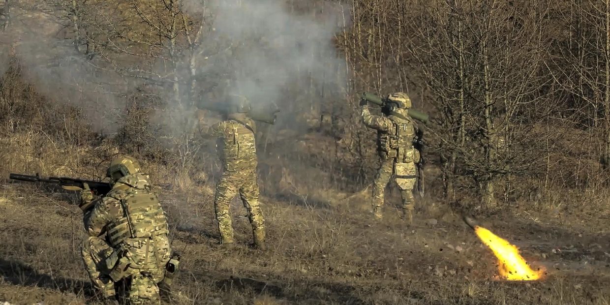 Солдаты российской армии ведут огонь из огнеметов по украинским позициям в неустановленном месте на Украине. 9 апреля 2024 года.