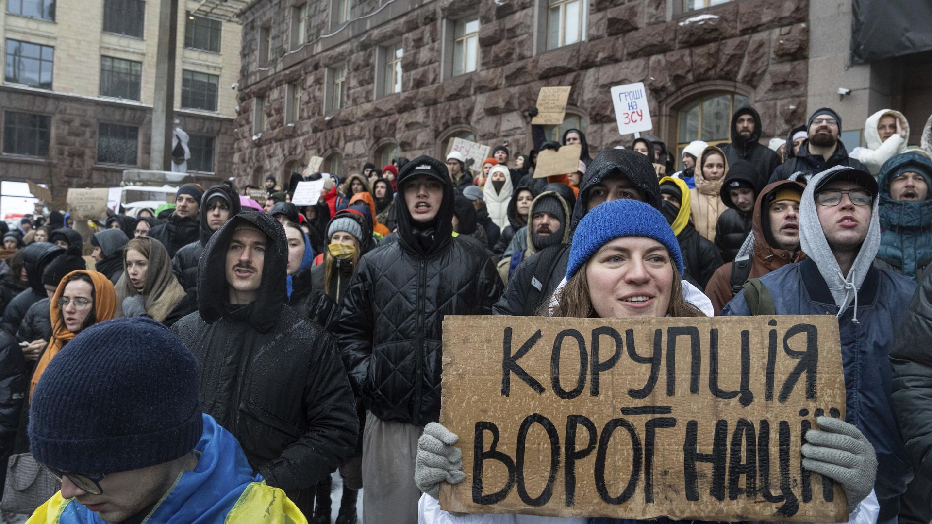Активистка держит плакат с надписью Коррупция - враг нации во время акции протеста перед зданием городского совета Киева - ИноСМИ, 1920, 15.11.2025
