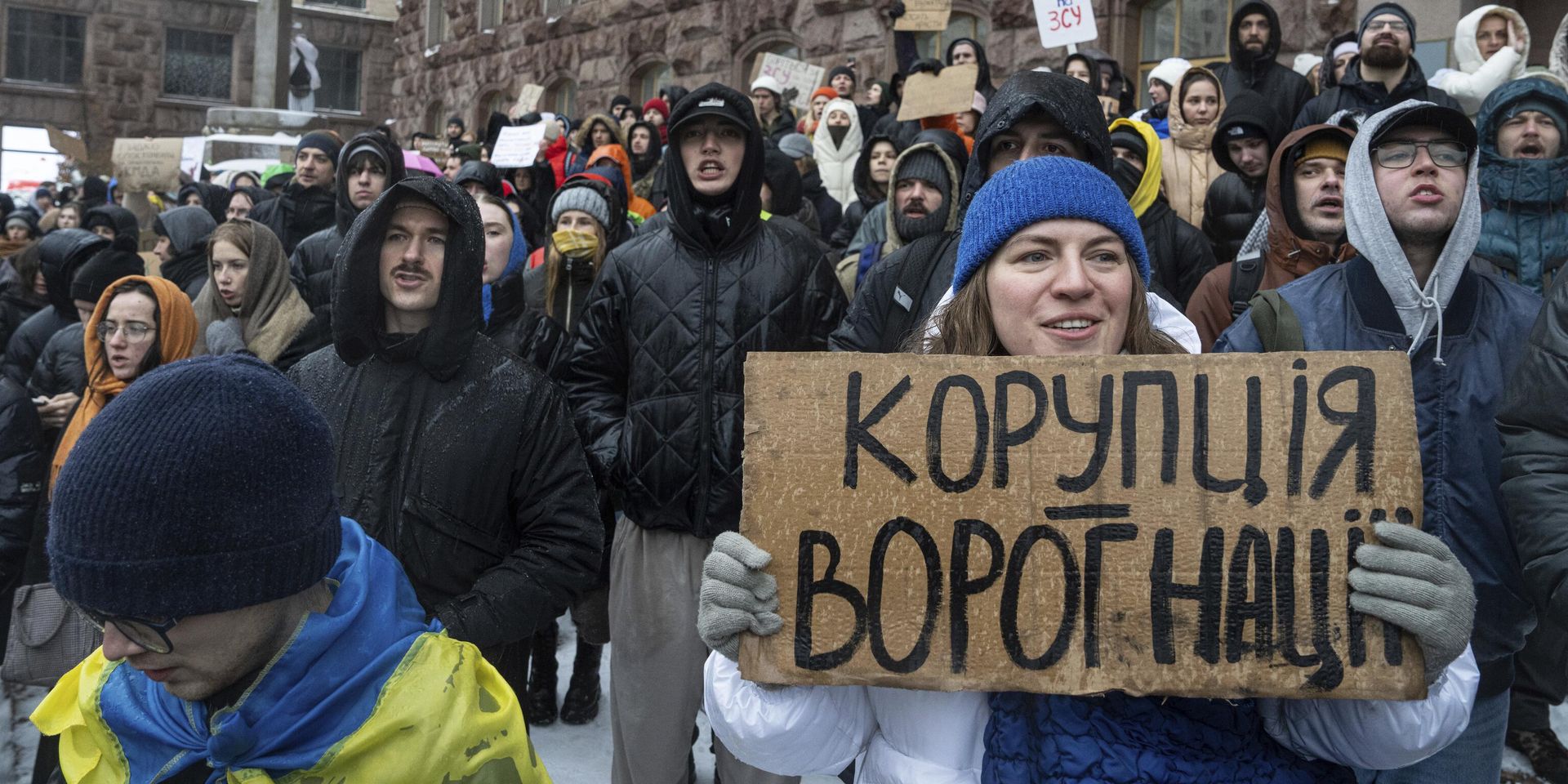 Активистка держит плакат с надписью Коррупция - враг нации во время акции протеста перед зданием городского совета Киева - ИноСМИ, 1920, 15.11.2025