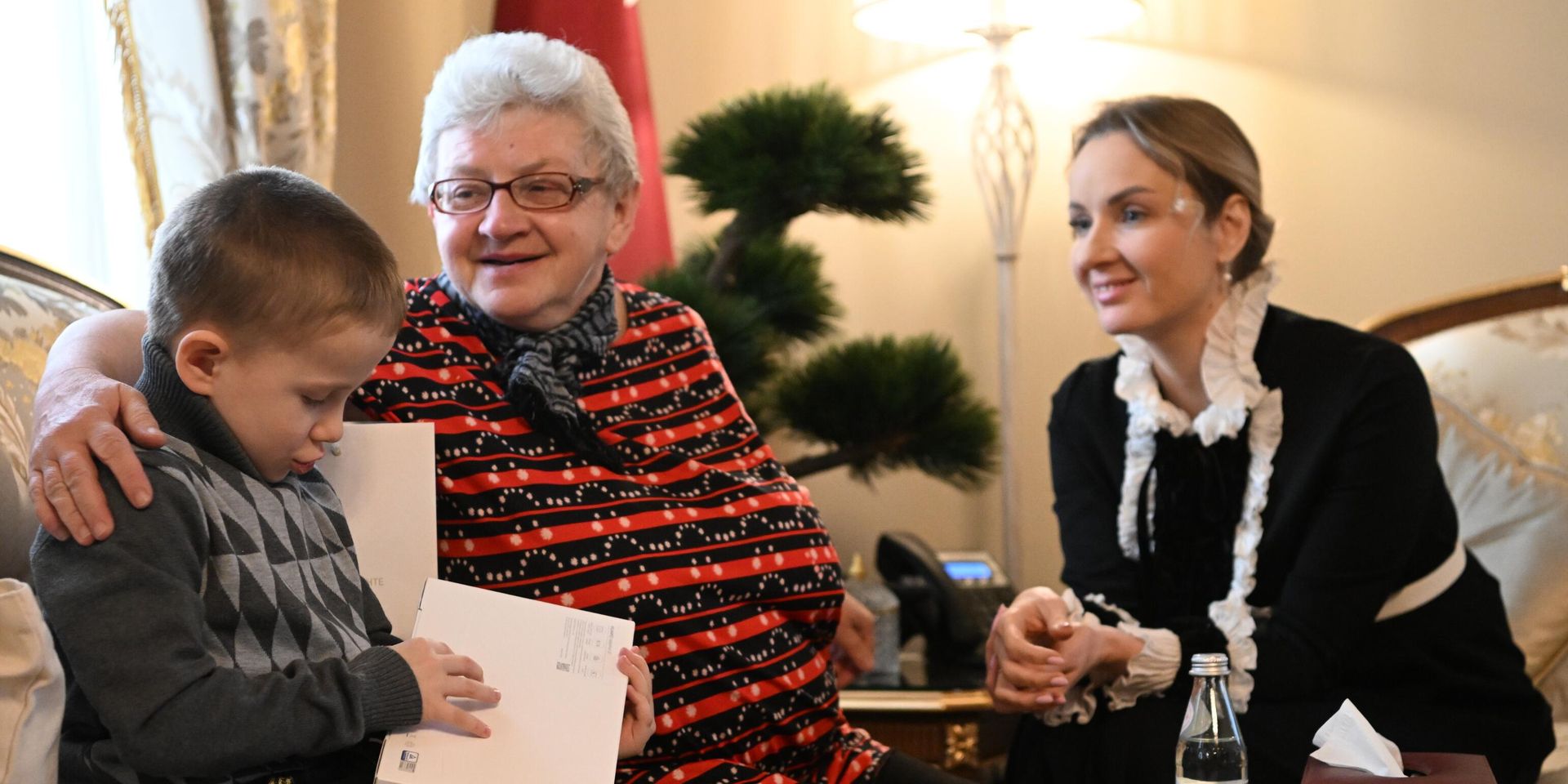 Уполномоченный при президенте РФ по правам ребенка Мария Львова-Белова (справа) на встрече детей из новых российских регионов с их родными с Украины в посольстве Катара в РФ - ИноСМИ, 1920, 17.06.2025