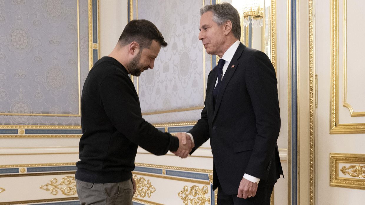 Президент Украины Владимир Зеленский приветствует государственного секретаря США Энтони Блинкена перед их переговорами в Киеве 14 мая 2024 года